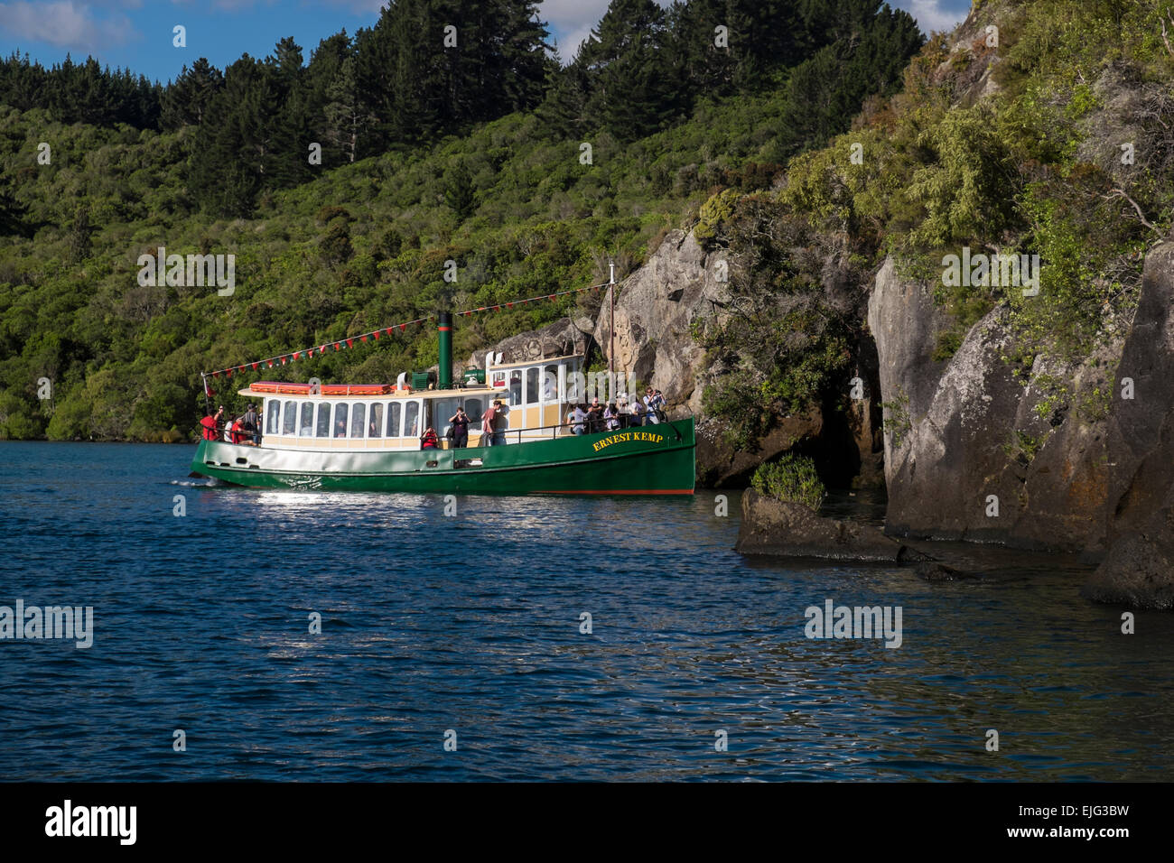 Maori incisioni rupestri visto da una barca a vela, Barberia, sul Lago Taupo, Nuova Zelanda. Foto Stock
