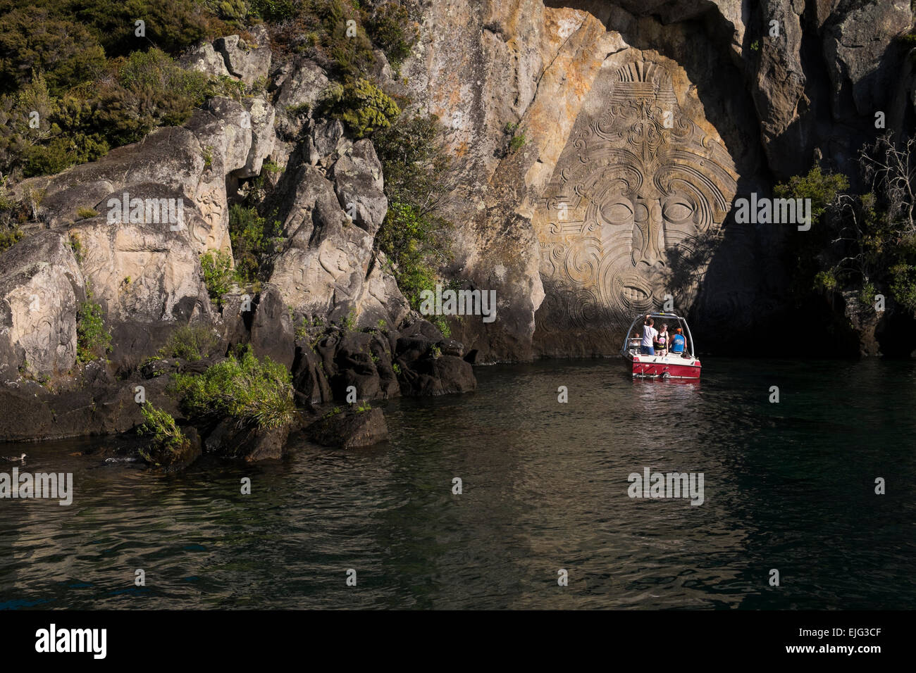 Maori incisioni rupestri visto da una barca a vela, Barberia, sul Lago Taupo, Nuova Zelanda. Foto Stock