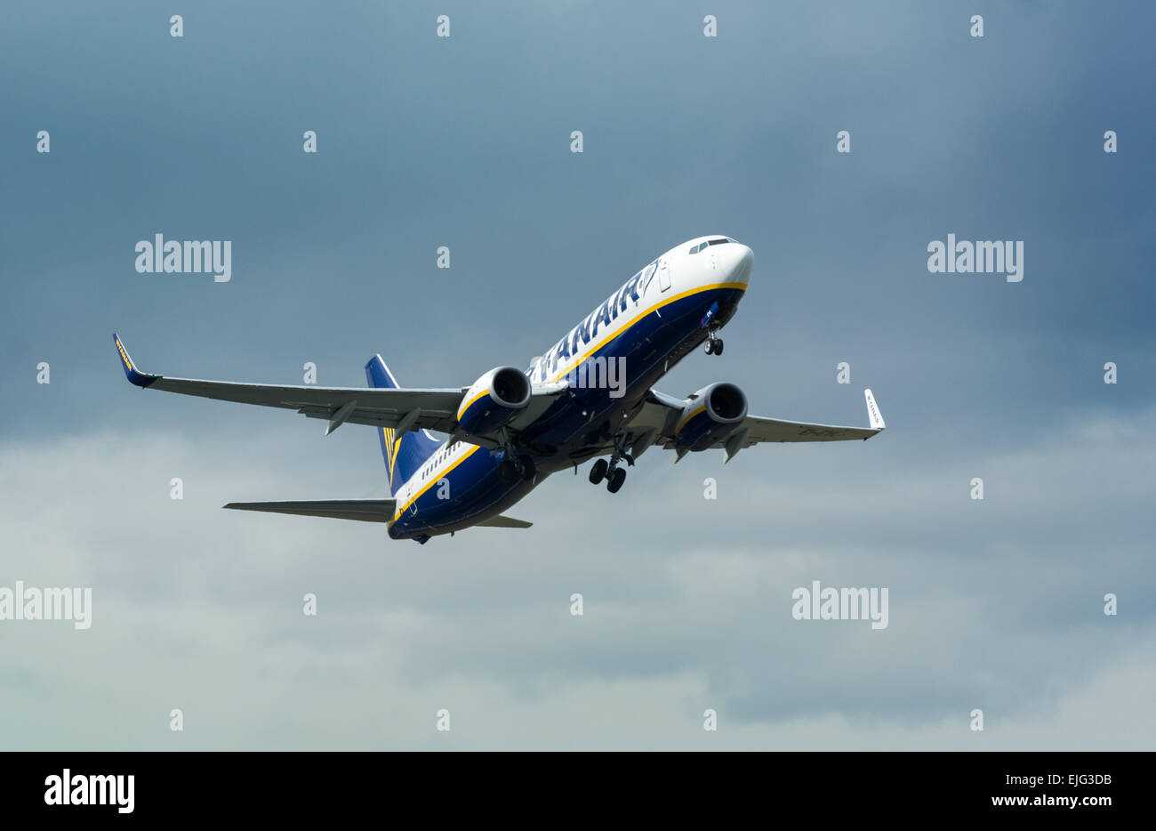Piano di Ryanair in volo contro il cielo nuvoloso Foto Stock