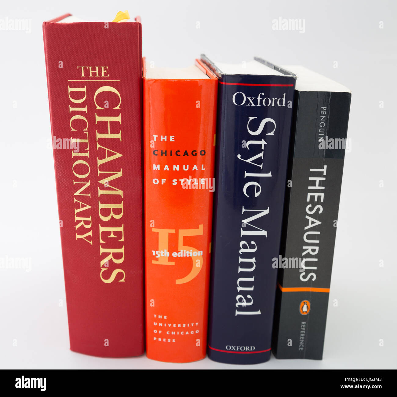 Una piccola pila di libri di riferimento per gli editori e gli scrittori: dizionario e thesaurus e stile e guide di grammatica Foto Stock