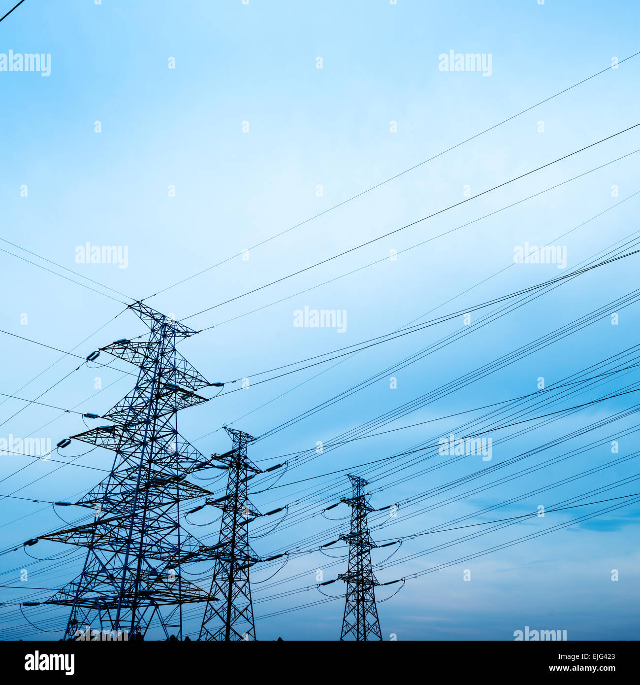 Architettura alternativa blu cavo integrato nuvoloso attuale pericolo elettrico distribuzione energia elettrica energetic energia en Foto Stock