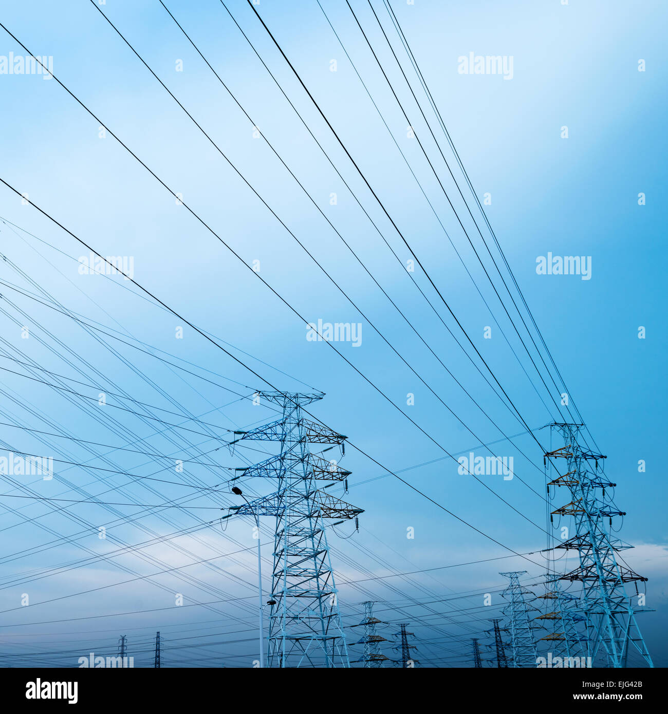 Architettura alternativa blu cavo integrato nuvoloso attuale pericolo elettrico distribuzione energia elettrica energetic energia en Foto Stock