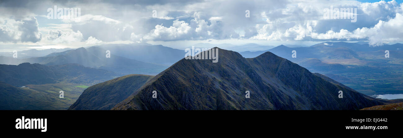Panorama di Caher e South Kerry da Carrauntoohil, il MacGillycuddy Reeks, nella contea di Kerry, Irlanda. Foto Stock