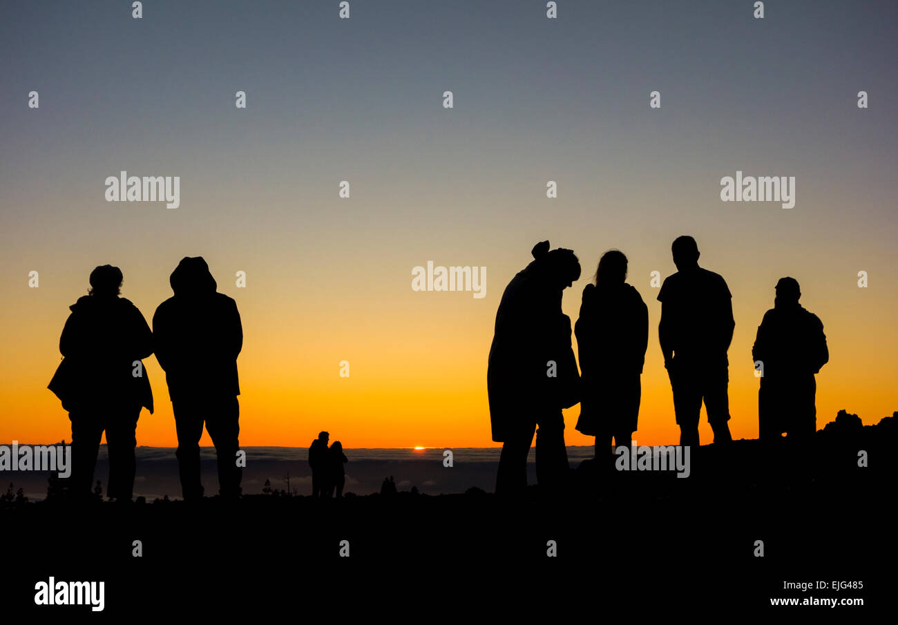 I turisti a guardare il tramonto dalla base del Monte Teide Tenerife, Isole canarie, Spagna Foto Stock