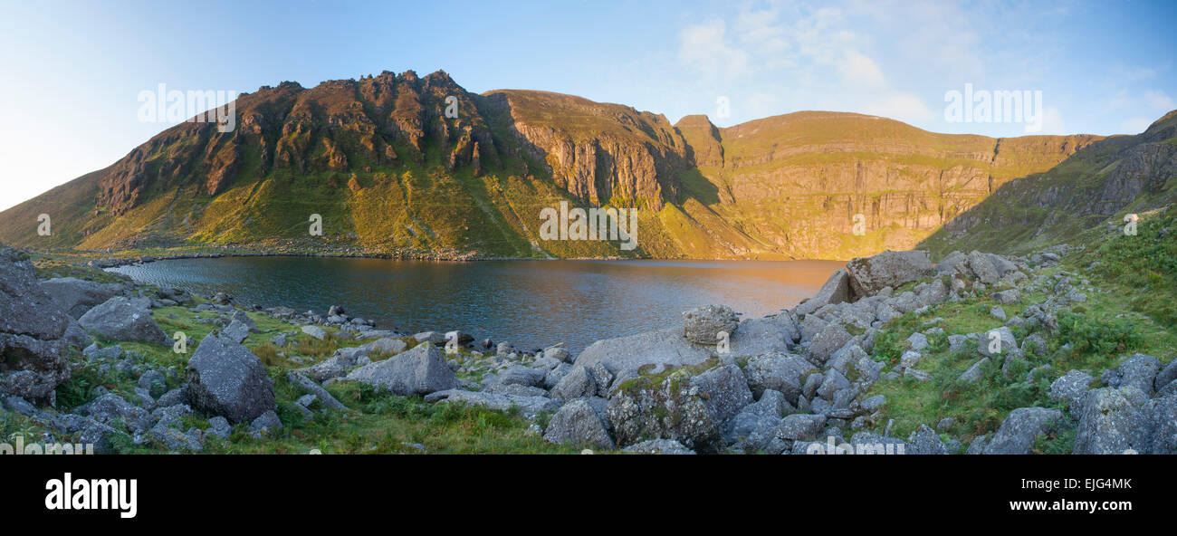 Alba si illumina Coumshingaun, Comeragh montagne, nella contea di Waterford, Irlanda. Foto Stock