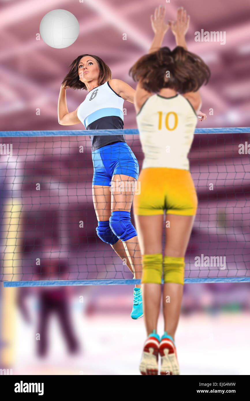 Giocatore di volleyball femminile sul campo da pallavolo Foto Stock