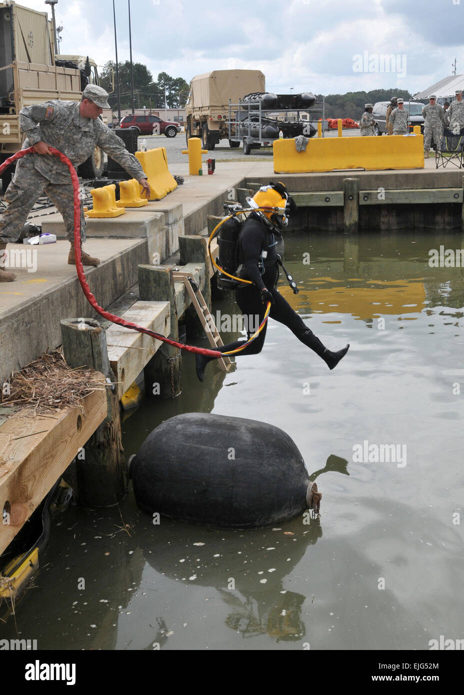 Ingegnere esercito divers condurre una formazione culminante esercizio a Fort Eustis' 3a porta il pomeriggio del 7 settembre 20. La CTX è un corso di cinque corsi di formazione di fase evento che si svolgerà a Fort Eustis e Aberdeen Proving Ground, Md. con un focus sulla simulazione del mondo reale in scenari di addestramento specifico per il tecnico missione immersioni per includere calcestruzzo subacqueo distacco, detonazione e saldatura. Sgt. 1. Classe Kelly Jo Bridgwater, 7 Supporto Brigata Affari pubblici Army US foto Foto Stock
