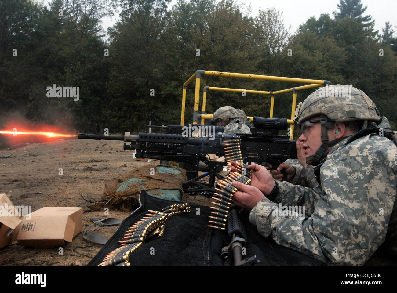 Pvt. Stephen giustizia, un fante da Haverhill, messa. con la società C, 3/172° Reggimento di Fanteria montagna del New Hampshire Guardia nazionale, agisce come un assistente di artigliare e feed turni attraverso un M240B mitragliatrice, mentre il tiratore Spc. Trevor Seaton, anche un llb dal Rochester, N.H., spara con l'arma a Fort Devens, Massachusetts, Ott. 2. I soldati sono stati che partecipano a una qualificazione di armi che naturalmente è un requisito annuale per NHNG soldati per praticare il loro soldato di base le competenze necessarie per essere preparati a svolgere la loro lo stato federale e missioni. Foto Stock