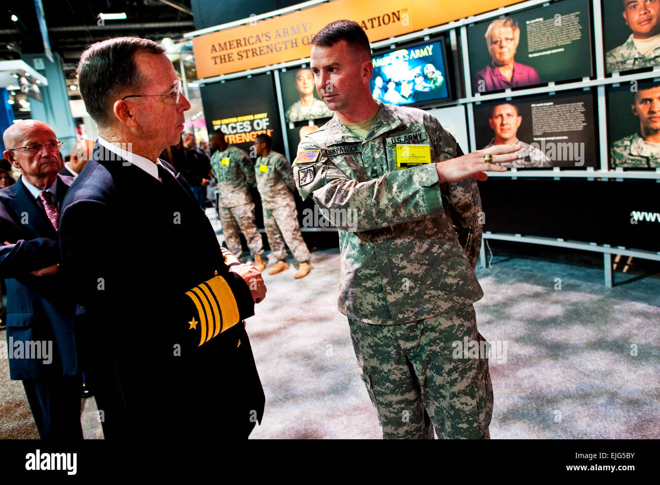 Navy Adm. Mike Mullen, presidente del Comune di capi del personale parla con gli Stati Uniti Army Sgt. 1. Classe George J. Kirkpatrick al sessantesimo associazione annuale degli Stati Uniti Riunione dell'esercito e di esposizione di Walter E. Washington Convention Center di Washington D.C. su Ott. 27, 2010. Massa DoD specialista di comunicazione 1a classe Ciad J. McNeeley Foto Stock