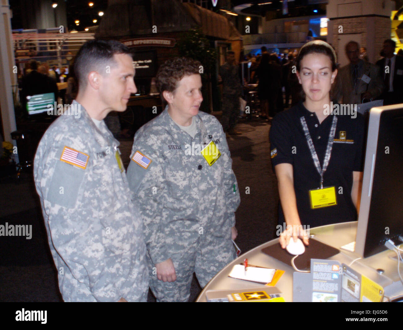 Il cap. Daniel Toven e il tenente Col. Beth Steele, sia dalla U.S. Esercito Europa, ottenere le loro notizie aggiornamenti da www.ARMY.mil www.ARMY.mil . Foto Stock