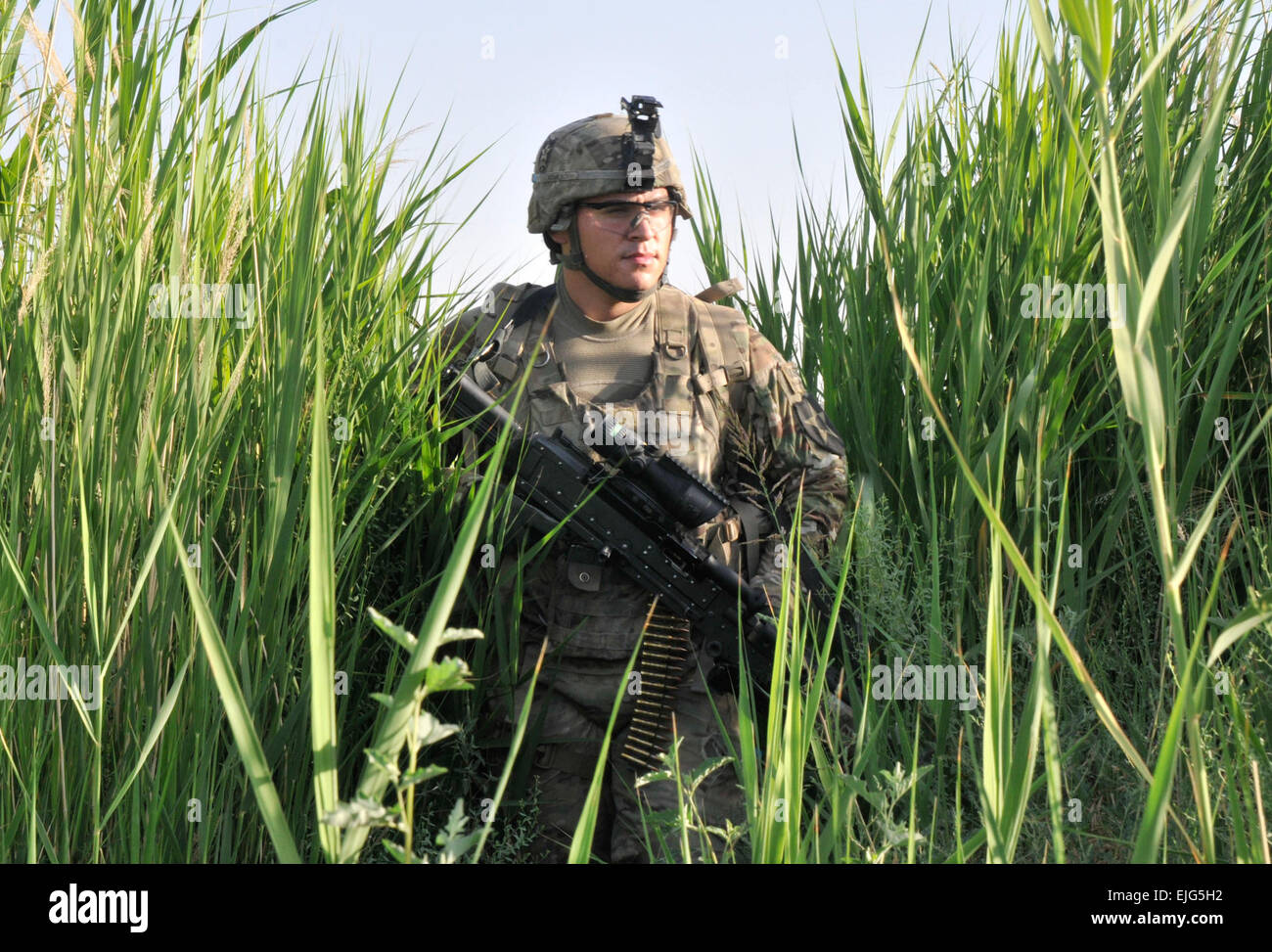 Pfc. Chadallen J. Romero, da Penasco, N.M., con Charlie Company, 4° Battaglione, 9° Reggimento di Fanteria, conduce una base di pattuglia di difesa con la sua unità intorno a inoltrare una base operativa Zangabad 23 maggio nel distretto di Panjwai, provincia di Kandahar, Afghanistan. L'unità è il pattugliamento per ispezionare e riparare la base defense ostacoli. Il personale Sgt. Shane Hamann, 102º Mobile degli affari pubblici distacco. Foto Stock