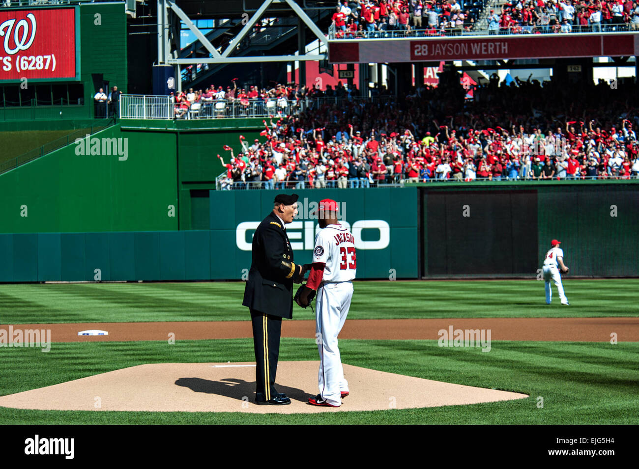 Stati Uniti Capo di Stato Maggiore dell Esercito gen. Raymond T. odierno mani il primo baseball al lanciatore Edwin Jackson prima ai cittadini vs Cardinali gioco al Nationals Stadium di Washington, D.C. Il 10 di ottobre, 2012. Questo è il primo major league postseason gioco in Washington poiché il 1933 World Series con i senatori di Washington. Combattenti feriti e servizio attivo il servizio militare i deputati sono stati onorati durante il gioco con una standing ovation dai fan. Stati Uniti Il personale dell'esercito Sgt. Teddy Wade Foto Stock