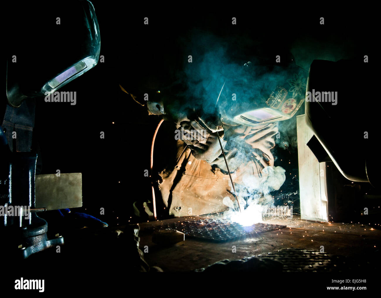 Spc. Brady Myatt, da Austin, Texas, dimostra di base delle tecniche di saldatura per la sua partnership partecipanti dall'esercito nazionale afghano di quinta Kandak, 2° Brigata, 203rd Corps. Il supporto 172nd battaglione, 172nd della brigata di fanteria conduce regolarmente corsi di formazione per completare e costruire le funzionalità di supporto con la loro partnership unità afghana. Da competenze tecniche come la saldatura ed il recupero del veicolo, allo sviluppo professionale come non-ufficiale incaricato di schede madri e pianificazione di missione, combinata la formazione è una ogni giorno ricorrenza in avanti su una base operativa Sharana. Foto Stock