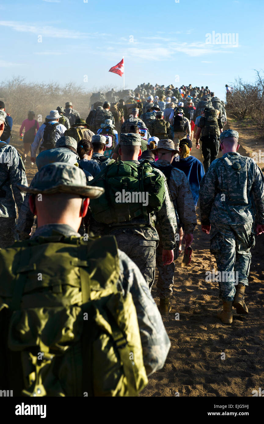 Militari e civili di partecipanti iniziano il ventitreesimo Annunal Bataan Memorial morte marzo al White Sands Missile Range, N.M., Marzo 25, 2012. Più di 6.700 persone provenienti da tutto il paese in onore di veterani della Seconda Guerra mondiale subì la morte di Bataan marzo nel 1942. Daniel Liddicoet Foto Stock