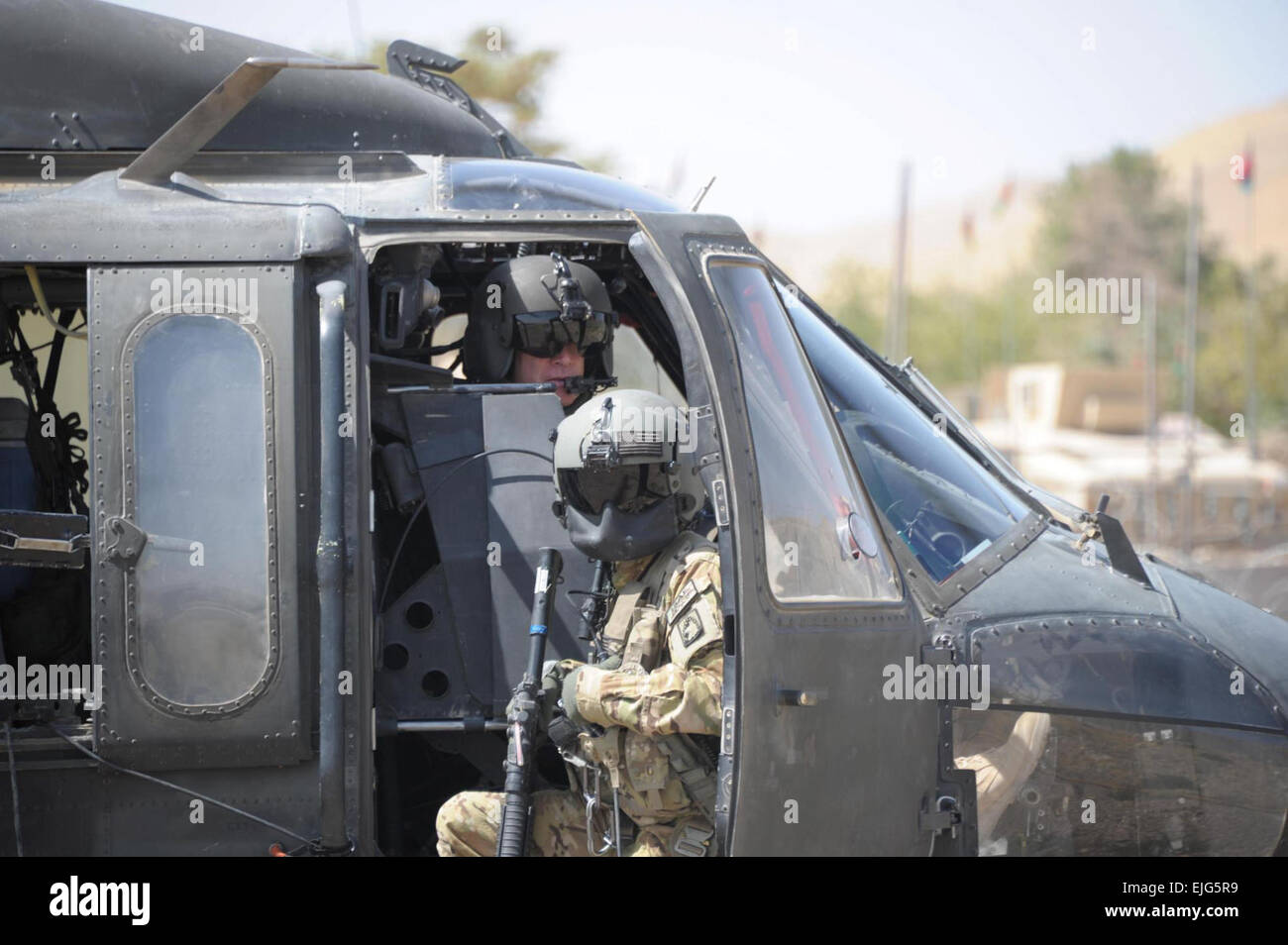 Un equipaggio capo con il dodicesimo combattere la Brigata Aerea tira la sicurezza per la UH-60 Blackhawk pilota durante le operazioni di rifornimento in del comando regionale del Nord. Stati Uniti Esercito CPT Michael Barranti Foto Stock