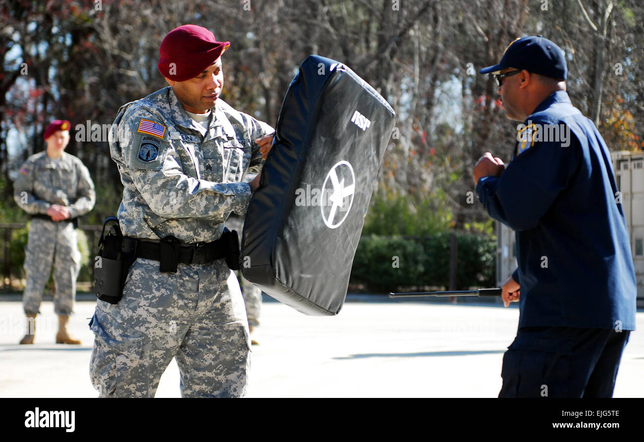 Sgt. Shawn Dean, un militare di funzionario di polizia per il XXI Polizia Militare Company, 503rd Polizia Militare Battaglione Airborne, bretelle per impatto come Earl Britt, un diritto civile esecuzione sergente per il dipartimento dell'esercito, dimostra il corretto uso di armamento e di protocollo del servizio ASP baton a Fort Bragg, N.C., Marzo 21.Questo corso di formazione è parte di due settimane di certificazione annuale corso. Sgt. Christopher Freeman/cinquantesimo Affari pubblici distacco Foto Stock