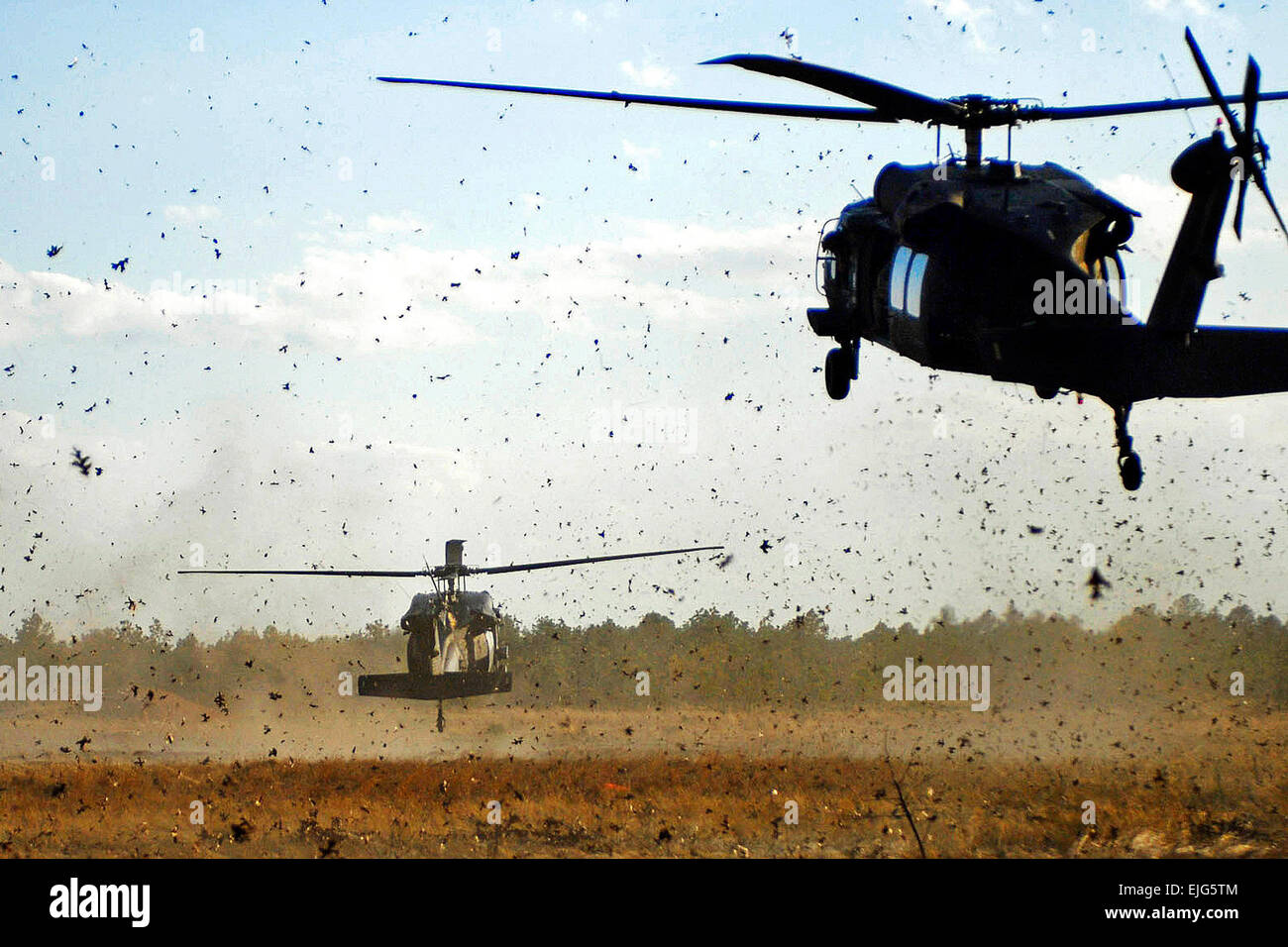 Due UH-60 Black Hawk elicotteri terra sulla formazione varia a scendere U.S. I soldati dell esercito durante un air-assalto, live-fire esercitazione sulla Fort Bragg, N.C., 3 aprile 2009. I soldati sono assegnato all'ottantaduesima Airborne Division della società C, 2° Battaglione, 504th Parachute Reggimento di Fanteria, 1° Brigata Team di combattimento. Spc. Benjamin Watson Foto Stock