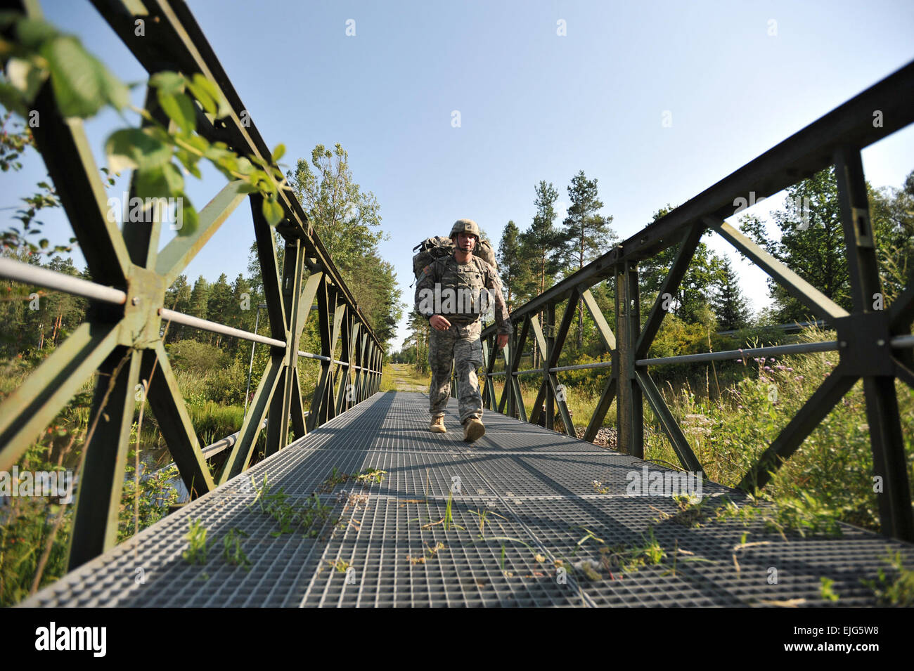 Primo Lt. Jeremy Gilbert, assegnati al 2° reggimento di cavalleria, esegue un piede marzo durante gli Stati Uniti Esercito le migliori d'Europa Junior Officer in concorrenza Grafenwoehr, Germania, 24 luglio 2012. Il BJOC, unica per gli Stati Uniti Esercito in Europa, è un evento di formazione per la società di funzionari di grado dalla classifica secondo il tenente al capitano vuole sfidare e affinare i concorrenti" leadership e cognitive abilità decisionale in una elevata intensità di ambiente. Foto Stock