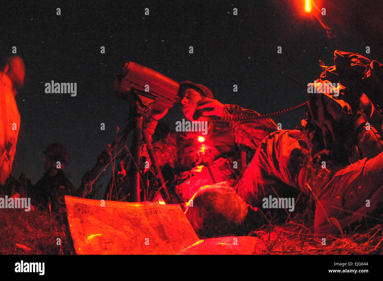 Stati Uniti Pfc dell'esercito. La Giordania staffe Strepko una chiamata per la missione di fuoco durante la notte il fuoco indiretto di formazione al di fuori Drawsko Pomorskie, Polonia, il 21 maggio 2014. Egli è un osservatore in avanti dalla società C, 1° Battaglione, 503rd Reggimento di Fanteria, 173rd Airborne brigata basata fuori di Vicenza, Italia. Paracadutisti da parte degli Stati Uniti, della Polonia e del Canada sono insieme di formazione nella regione per promuovere l'interoperabilità e dimostrare un impegno continuo tra alleati. Il personale Sgt. Brendan Stephens, 382 Affari pubblici distacco Foto Stock