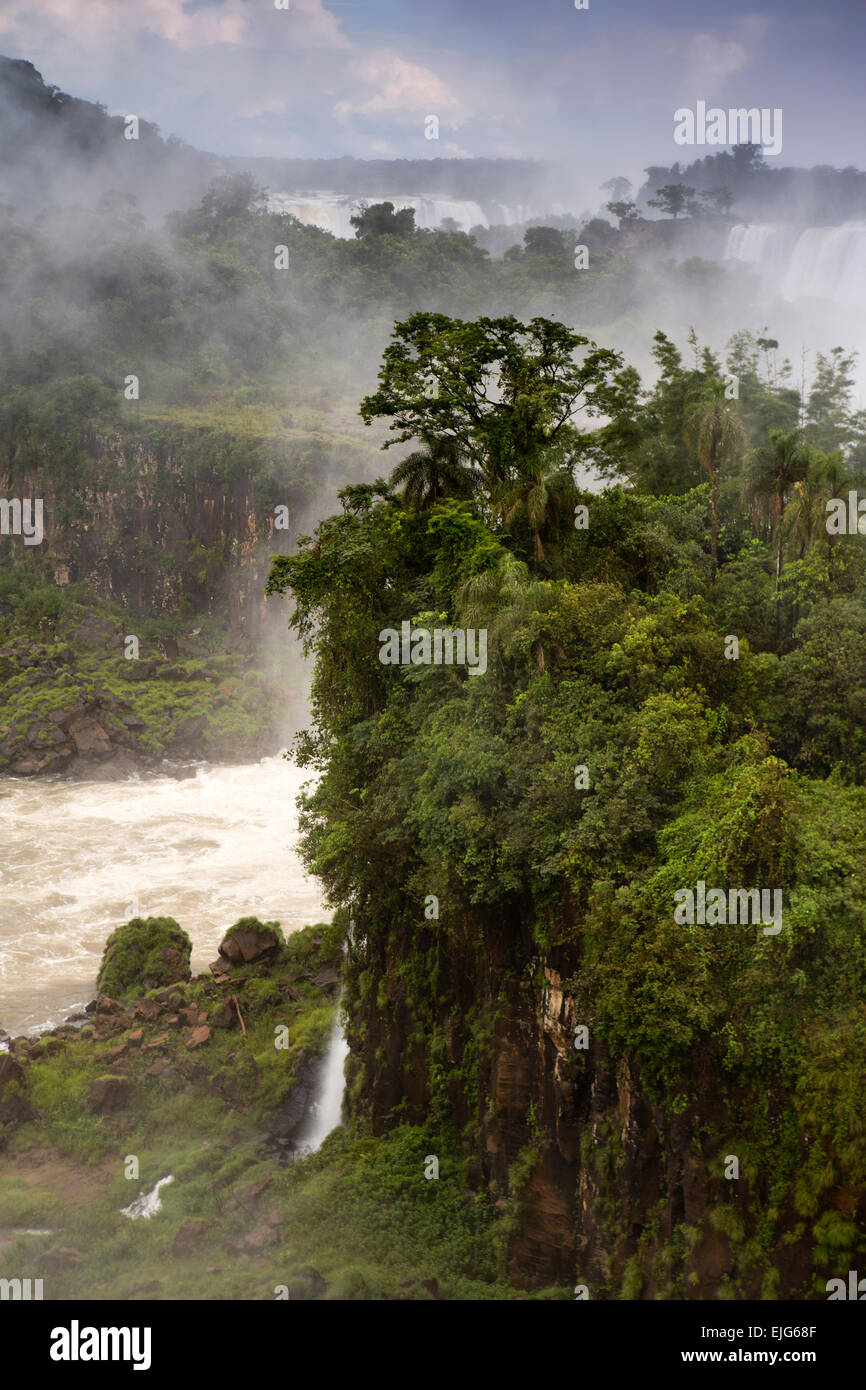 Argentina, Iguazu Falls, Isla San Martin incorniciato da cascate Foto Stock