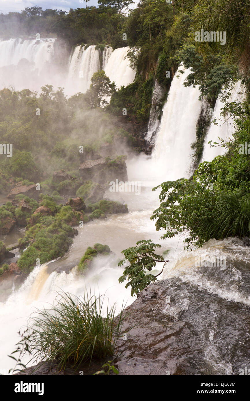 Argentina, Iguazu Falls, acqua che scorre sopra le cascate Foto Stock
