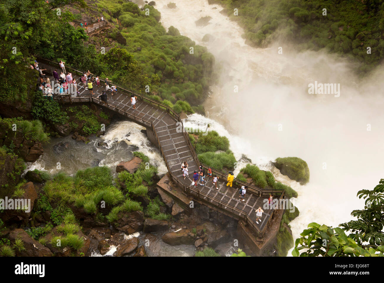 Argentina, Iguazu Falls, visitatori sul sentiero basso, Circuito Inferiore, punto di vista al di sotto di Salto Bossetti Foto Stock
