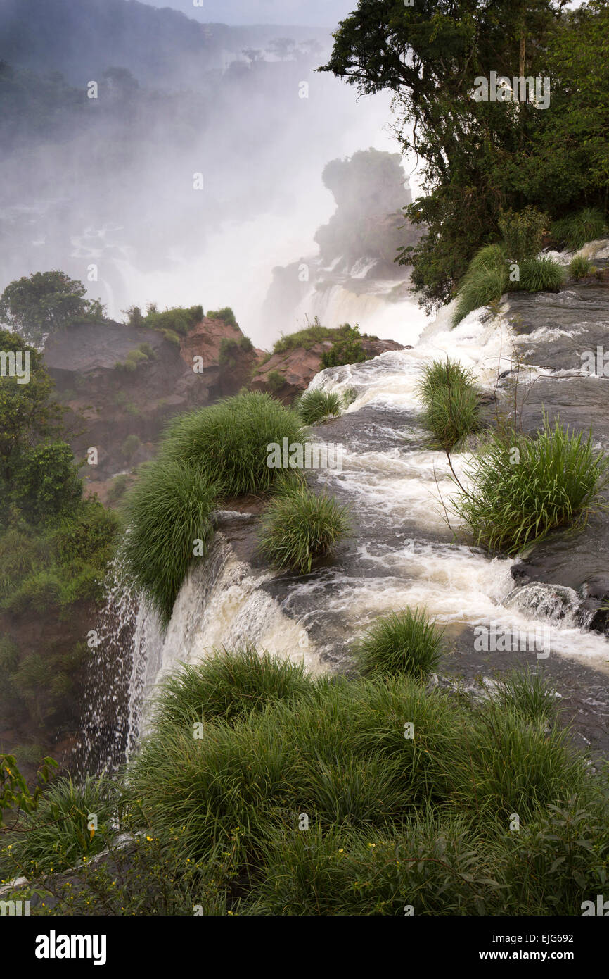 Argentina, Iguazu Falls, acqua che fluisce oltre il Salto Adan y Eva (Adamo ed Eva) cascate Foto Stock