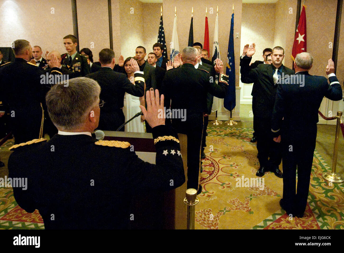 Capo di Stato Maggiore dell esercito, Gen. George W. Casey Jr., arruolare 15 nuove reclute come parte dell'annuale Dallas sfera militare a Dallas, TX., su apr. 17, 2010. La sfera onori militari degli Stati Uniti e le loro famiglie, generare fondi per militari di organizzazioni di rilievo. Foto dell'esercito da D. Myles Cullen rilasciato Foto Stock
