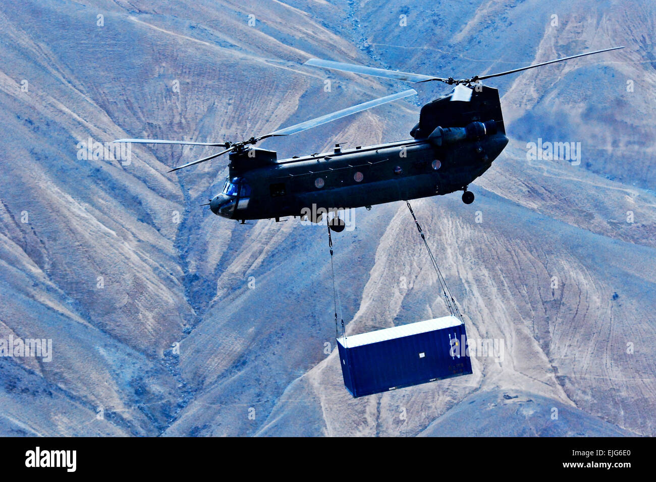 Un U.S. Esercito CH-47 elicottero Chinook assegnato al decimo combattere la Brigata Aerea e gestito da soldati con Texas e Oklahoma Esercito Nazionale unità di guardia porta una fionda caricata a contenitore di spedizione durante le operazioni di retrograda e chiusure di base nella provincia di Wardak, Afghanistan, 26 ottobre, 2013. Il cap. Peter Smedberg Foto Stock