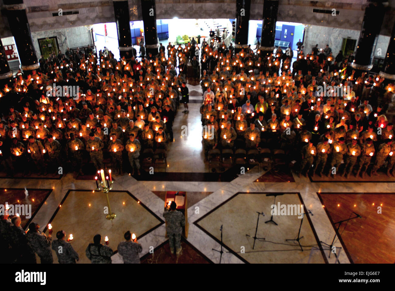 Servicemembers a Vittoria complesso di base, Iraq, partecipare alla vigilia di Natale a lume di candela presso il servizio Al Faw Palace, Baghdad, Iraq, Dic 24, 2008. Spc. Eric J. Glassey Foto Stock