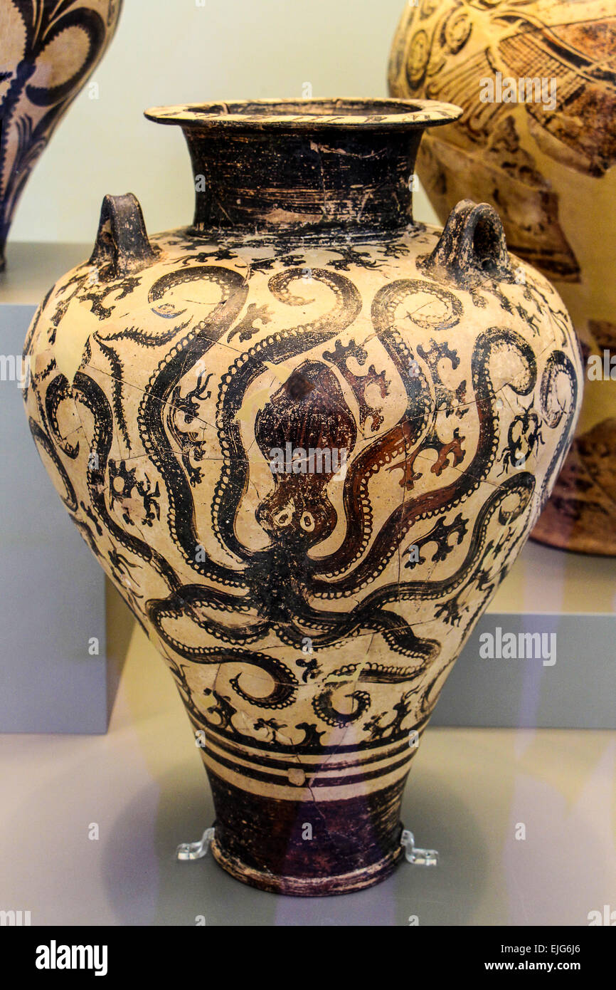 Grecia Atene Museo Archeologico Nazionale Vaso in ceramica con octopus Foto Stock