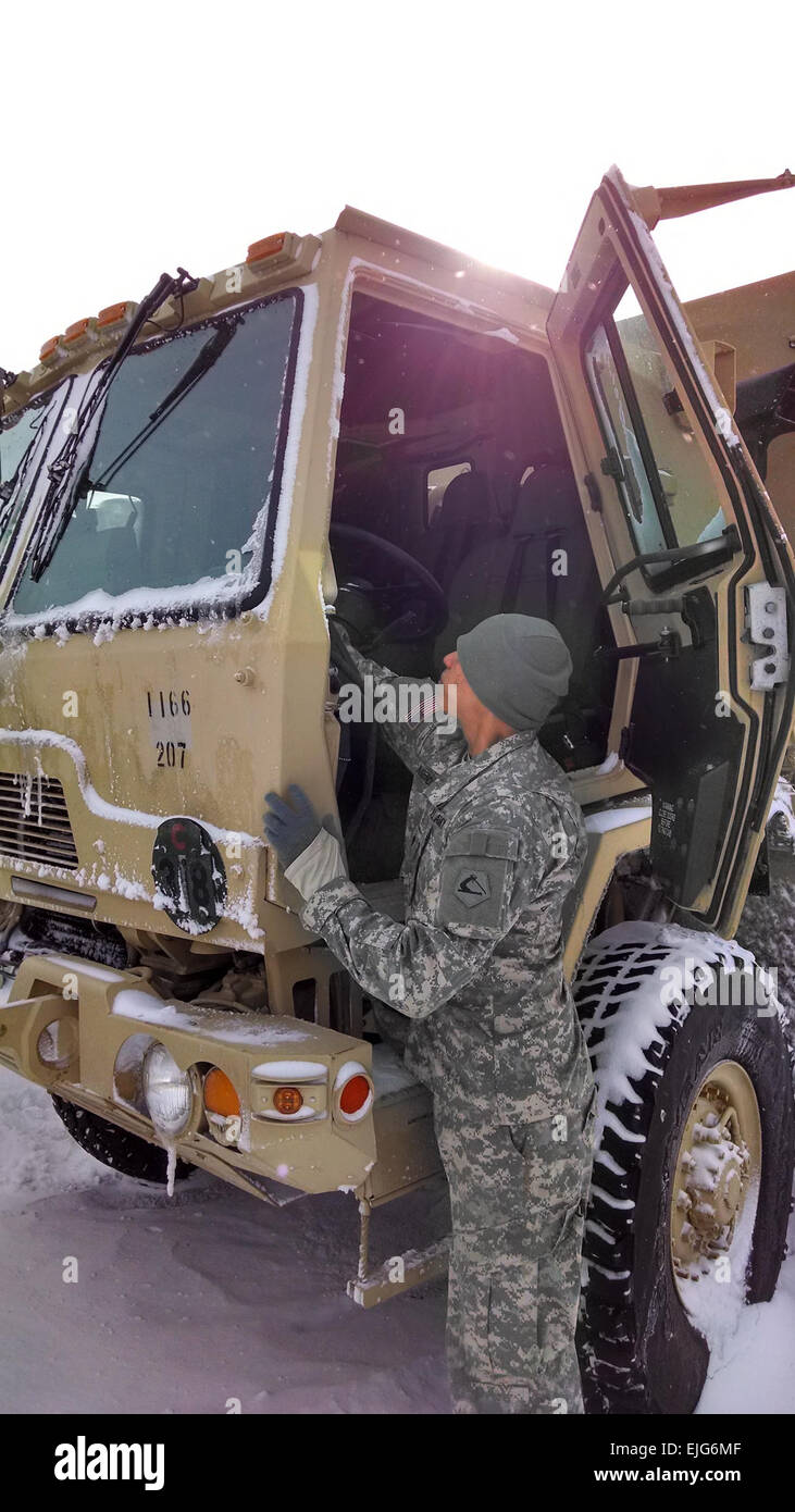 Spc. Eric Mendoza da Worcester, con la 1166th Transportation Company, Worcester preparare loro LMTVs per marea e controlli flood qui come parte della protezione di fronte alla tempesta invernale Hercules, Gen 3, 2014. Il 1166th è associato con la Santa Messa. Polizia di Stato per la preparazione di emergenza le funzionalità di salvataggio durante la tempesta di neve Hercules. Sono stati assegnati fondi per la Messa. La Guardia Nazionale per fornire fino a 400 soldati e aviatori per assicurare una accurata copertura indipendentemente dalla gravità della tempesta. I soldati 1166th' parte in tale risposta, inclusa una forza di evacuazione in dotazione con l'acqua alta in grado veicolo Foto Stock