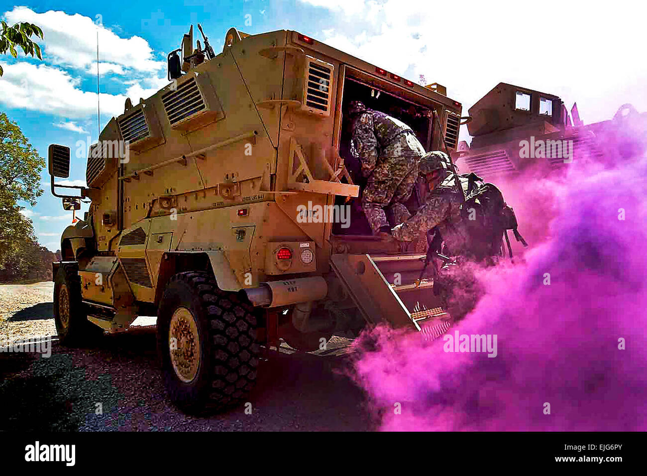 Soldati della 713th combattere Engineer Azienda Sapper, con sede a Valparaiso, condurre il gioco del percorso, la scansione per bombe sul ciglio della strada, a bordo di una miniera resistente imboscata veicolo protetto durante un combattimento esercitazione a Camp Atterbury manovra comune centro di formazione in central Indiana, 22 Agosto, 2011. Il 713th è di formazione per una distribuzione in Afghanistan prevista entro la fine di quest'anno. Indiana la Guardia Nazionale foto di Sgt. John Crosby Foto Stock