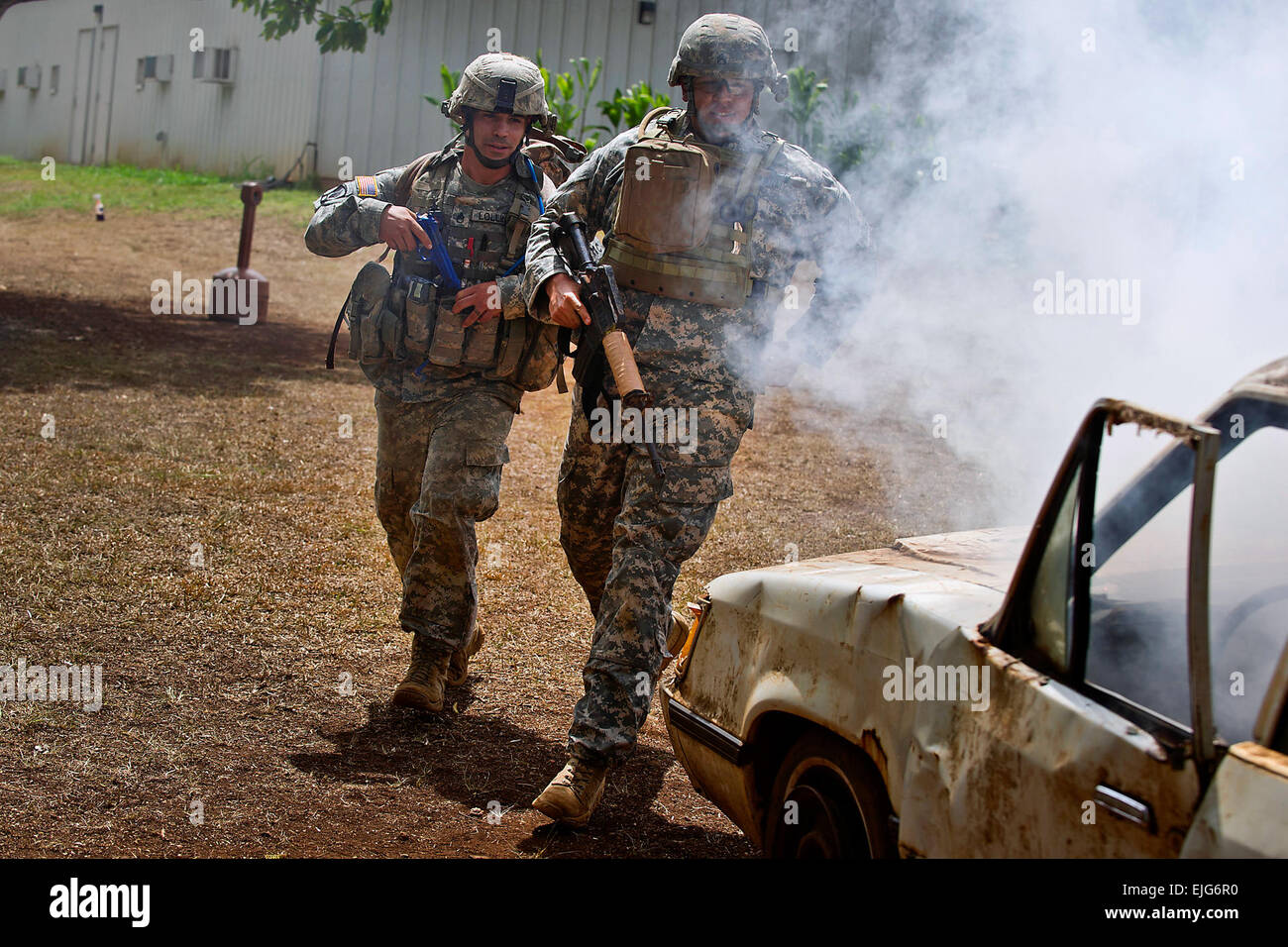 Stati Uniti Il personale dell'esercito Sgt. Tony Gonzalez e Staff Sgt. Giuseppe Lollino, combattere i medici assegnati al Bravo Company, il Tripler Army Medical Center, rispondere a una simulazione di attacco del veicolo nel corso di un combattimento trauma valutazione come parte del 2012 Pacific Regional Medical Command Best Medic concorrenza il Agosto 28, 2012, a Schofield caserma, in Wahiawa, Hawaii. Il PRMC Best Medic la concorrenza è una 72 Ore di fisica e mentale di test di U.S. Army Medics leadership, il lavoro di squadra, la tattica delle conoscenze mediche e guerriero compiti. I vincitori del concorso PRMC passare a competere per l'esercito meglio Medic a Ft. Sam Houston Foto Stock
