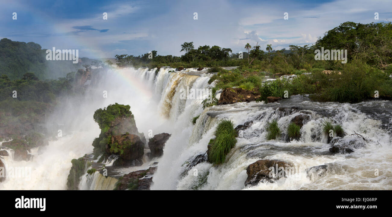 Argentina, Iguazu Falls, vista panoramica di Rainbow su cascate da Salto Bernabe Mendez Foto Stock