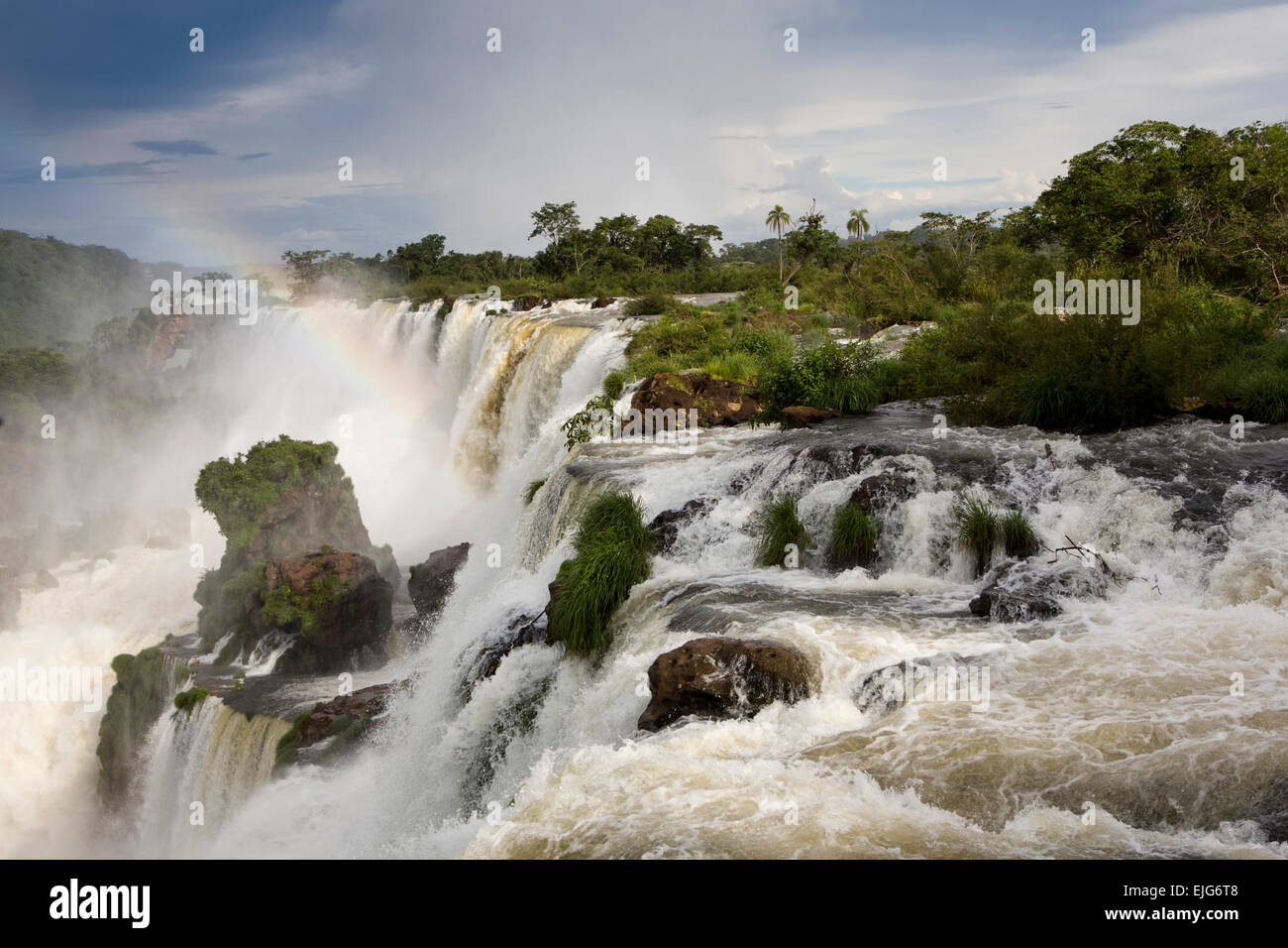 Argentina, Iguazu Falls, rainbow su cascate da Salto Bernabe Mendez Foto Stock