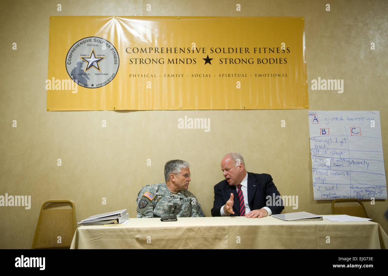 Capo di Stato Maggiore dell esercito, Gen. George W. Casey Jr., colloqui con il Dr Martin Seligman dell'Università di Pennsylvania. Trentadue militari e civili hanno frequentato un corso di cinque giorni di resilienza Master corso di formazione presso l'università come parte del soldato completo Fitness. Photo credit: D. Myles Cullen. CSF CSF . Foto Stock