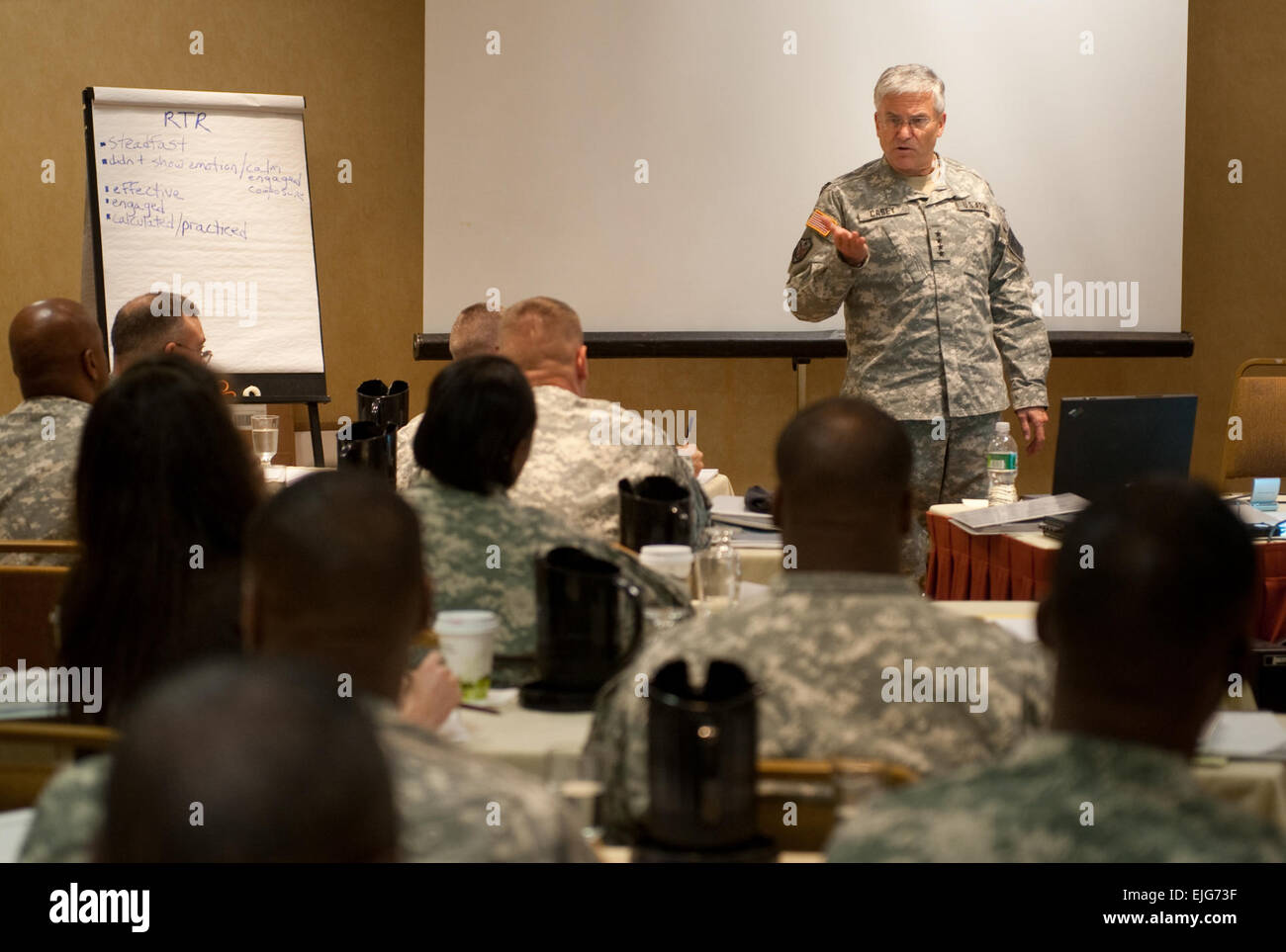 Capo di Stato Maggiore dell esercito, Gen. George W. Casey Jr., parla a trentadue soldati dell esercito e civili che hanno frequentato un corso di cinque giorni master di formazione di resilienza di corso presso la University of Pennsylvania come parte del soldato completo Fitness. Photo credit: D. Myles Cullen. CSF CSF Foto Stock