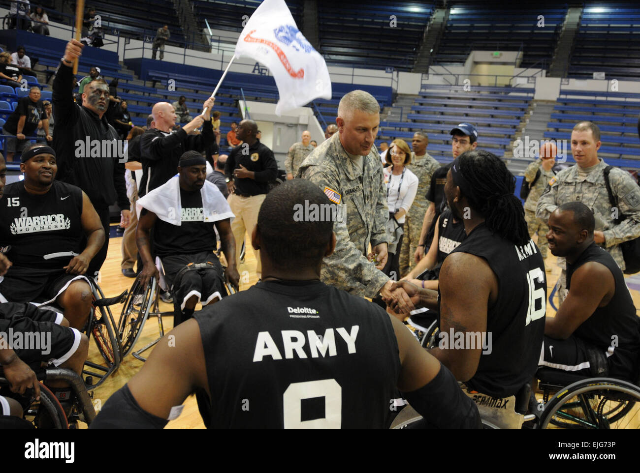 Sgt. Il Mag. dell'esercito Raymond F. Chandler III si congratula con l'esercito era il Guerriero giochi basket in carrozzella team dopo un sorprendente sconfitta contro la forza aerea team. L esercito ha sconfitto la Air Force 57-6. Il personale Sgt. Emily Anderson, guerriero comando di transizione Foto Stock