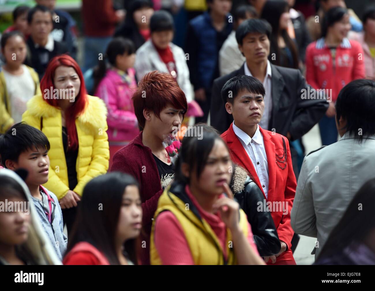 (150326) -- DAHUA, Marzo 26, 2015 (Xinhua) -- Meng Xuanyou (C) prestazioni di orologi organizzato da studenti universitari in Bansheng Township, sud della Cina di Guangxi Zhuang Regione autonoma, Feb 15, 2015. Ha perso la prova e perso la esecuzione di opportunità. Il 21-anno-vecchio Meng Xuanyou, che ha avuto un sogno di diventare un cantante, ha organizzato un Festival di Primavera di celebrazione di gala in Nongding. Due anni fa, Meng è venuto alla vicina provincia di Guangdong e ha lavorato per una valigia costruttore. Nel suo tempo libero, amava cantare. Per compiere il suo sogno di musica, Meng ha trascorso un mese di stipendio su un gu Foto Stock