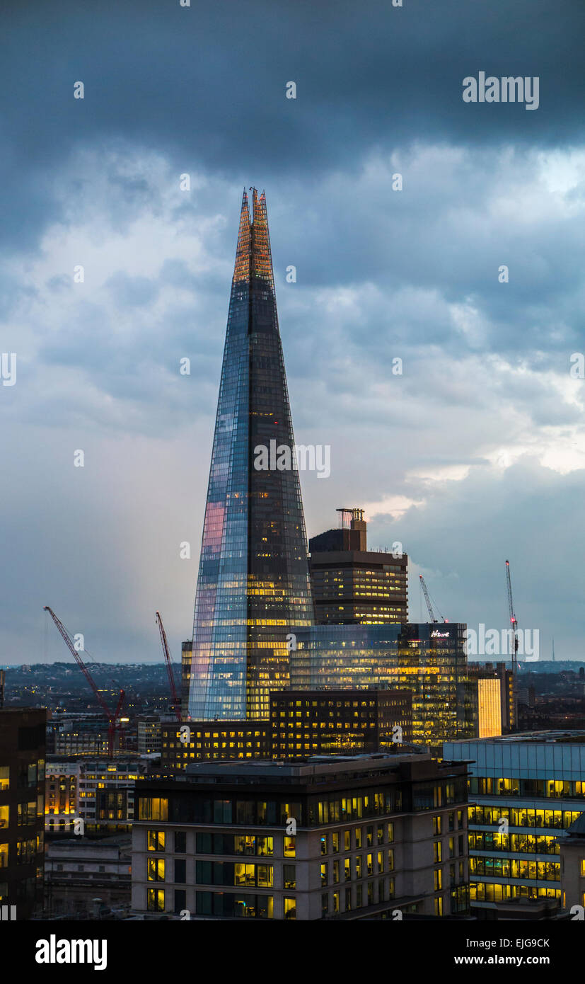 La Shard, London SE1, il più alto edificio nel UE, illuminato di sera presto luce con tempestose nuvole grigio Foto Stock