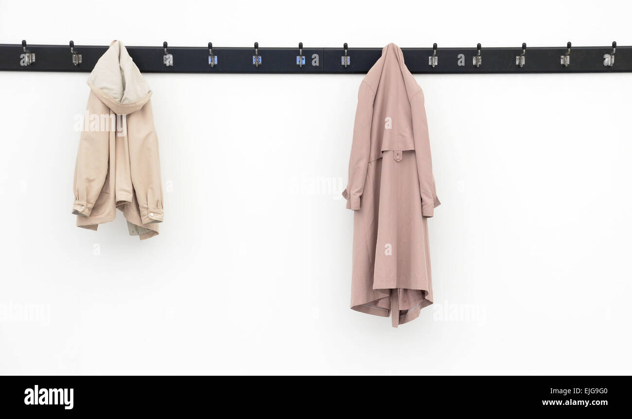 Hannover, Germania. 26 Mar, 2015. L'installazione installazione 'Somebodies' sul display come parte del 'Spostamento' exhibition a donne che con gli artisti del gruppo dei Fort presso la Kestnergesellschaft di Hannover, Germania, 26 marzo 2015. La mostra viene eseguito dal 28 marzo fino al 25 maggio 2015. Foto: Peter Steffen/dpa/Alamy Live News Foto Stock