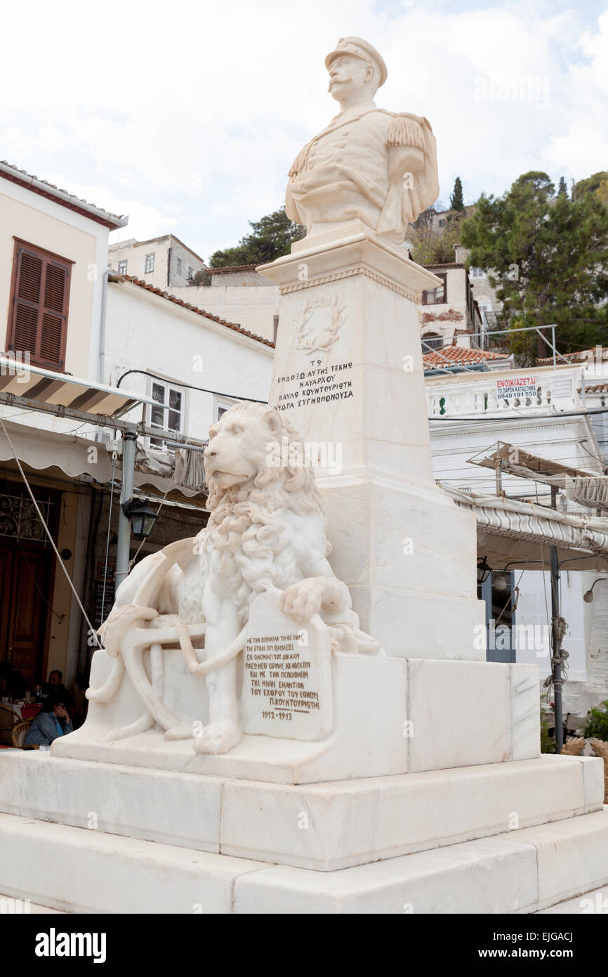 Pavlos Koundouriotis statua sul lungomare di Hydra. Egli è stato due volte Presidente della Grecia e una nazionale eroe di guerra. Foto Stock