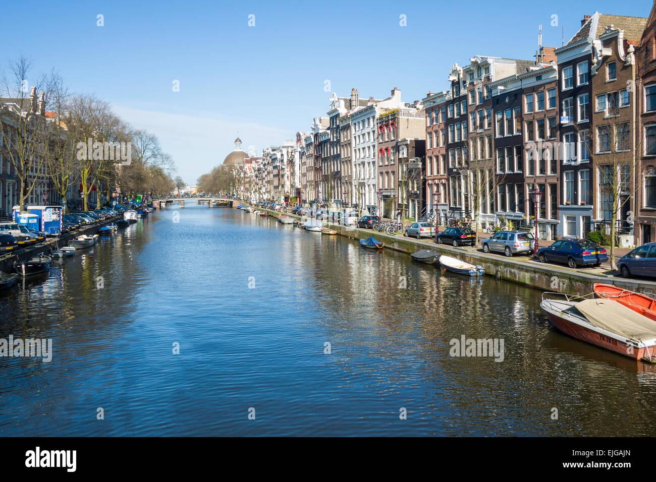 Vista sul canale Singel e cupola in rame di Ronde Lutherse Kerk, dal ponte Torensluis, Amsterdam, Paesi Bassi. Foto Stock