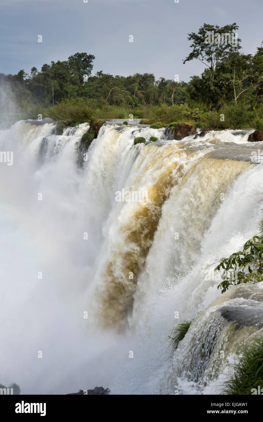 Argentina, Iguazu Falls, acqua che scorre sopra le cascate dopo forti piogge Foto Stock