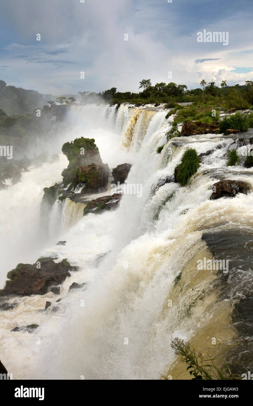 Argentina, Iguazu Falls, pesante flusso di acqua che scorre sopra le cascate dopo forti piogge Foto Stock