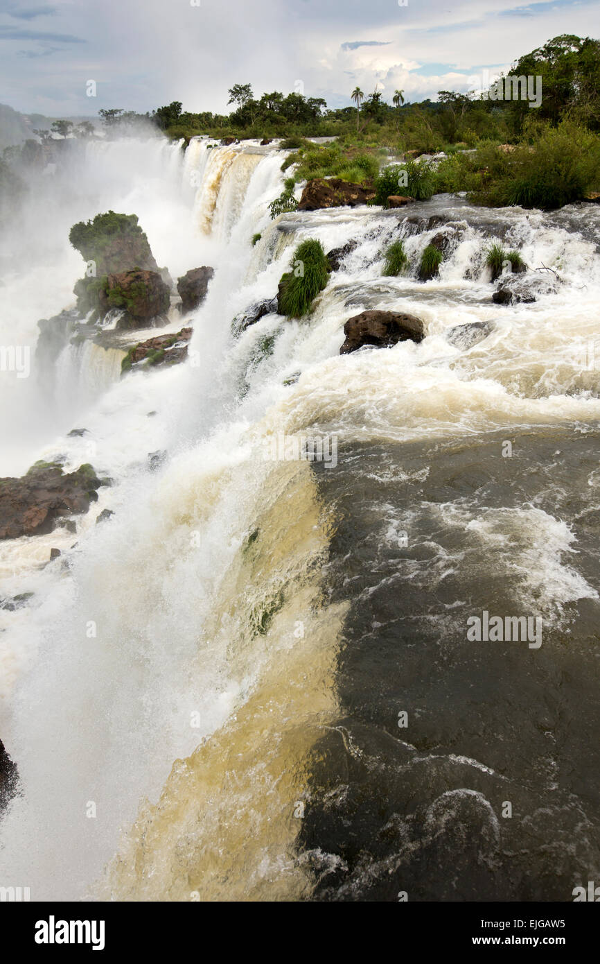 Argentina, Iguazu Falls, acqua che scorre sopra le cascate dopo forti piogge Foto Stock