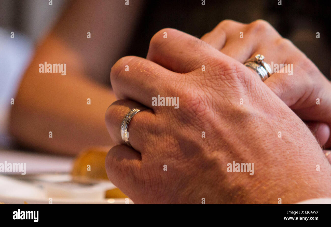 Anello, sposa e lo Sposo, lo scambio, scambio di anelli, adulto, accordo, sposo, mani, coppia, coppia felice, matrimonio, Foto Stock