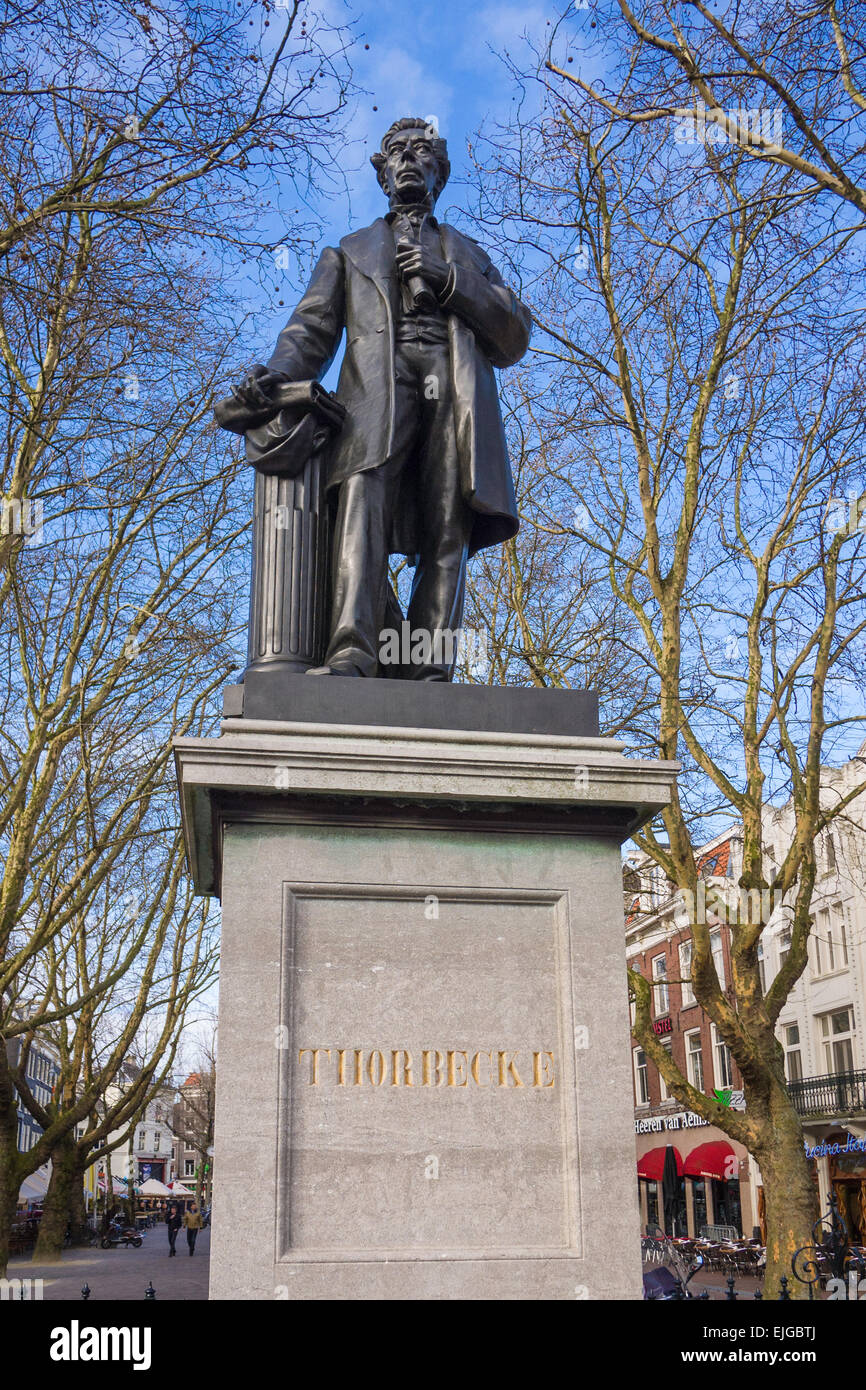 Statua di Dutch politico e statista Johan Rudolph Thorbecke (1798-1872) da Ferdinand Leenhoff, a Thorbeckeplein, Amsterdam Foto Stock