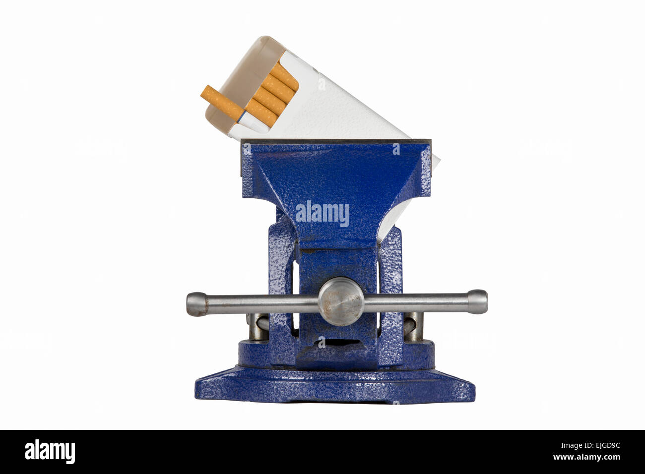Pacchetto di sigarette trattenuto in una morsa del blu grip. Isolato su bianco. Concetti potrebbero includere vice in una morsa, frantumazione manie, ecc. Foto Stock
